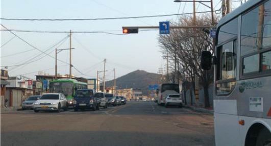 单向2车道道路的交叉路口 · 信号灯为红灯 · 非保护左转标志 · 进入交叉路口之前