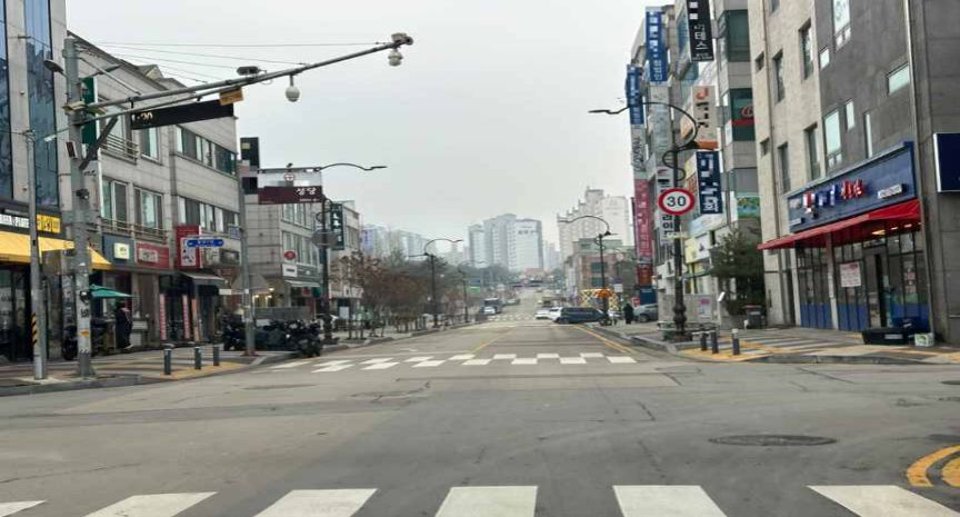 Ngã tư trong khu vực nội thành · Đường một làn mỗi chiều · Khoảng 10 m phía trước, bên trái và bên phải đều có lối vào bãi đỗ xe ngầm của tòa nhà