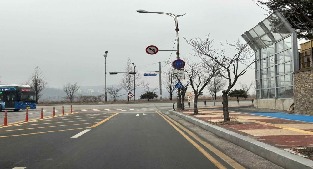Which TWO traffic safety signs CANNOT be seen in the following situation?