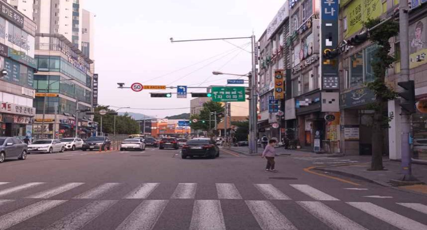 车流量大的商铺前道路 · 前方有违规横穿马路的行人