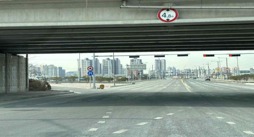 十字交叉路口及汽车专用道路入口 · 车辆信号灯为红灯闪烁