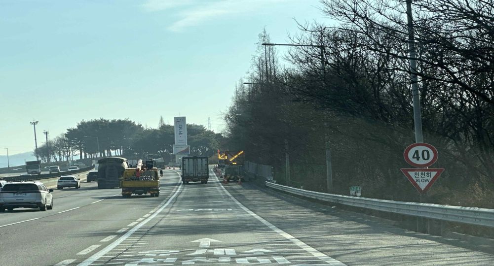 Road with three lanes in each direction, not counting the deceleration lane · Having fully entered the entry ramp of an expressway rest area