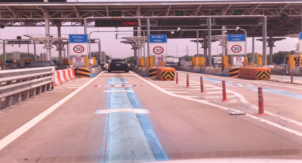 Traveling on an expressway · Traveling in a Hi-pass lane