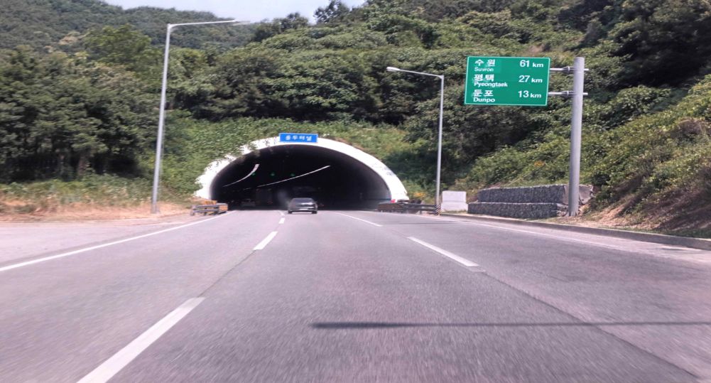 Expressway with three lanes in each direction · Tunnel entrance