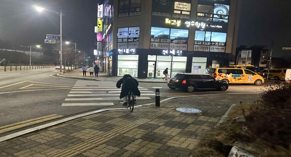 Cyclist · Parked child commuter bus
