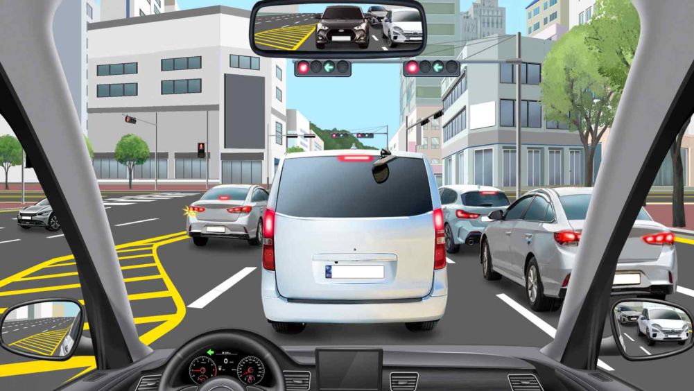 + intersection · Lane 1 (left turn/U-turn), lanes 2·3 (straight), lane 4 (straight/right turn) · Stopped in lane 2 when the signal changes to left turn