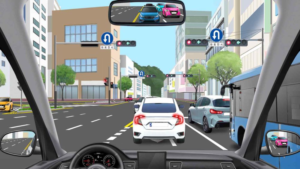"ㅓ"-shaped intersection · Lane 1 (U-turn, left turn), lane 2 (left turn), lanes 3·4 (straight) · Waiting for the signal in lane 1 · 4-light signal changes from green to left turn