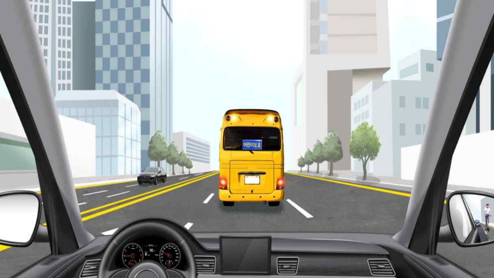 Children's school bus carrying children at 35 km/h · School bus turn signal not on · School bus amber flashing lights and brake lights on · Electric scooter in lane 3