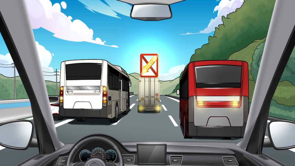 4 lanes in each direction · Bus changing from lane 3 to lane 4 · Part of the road section under construction