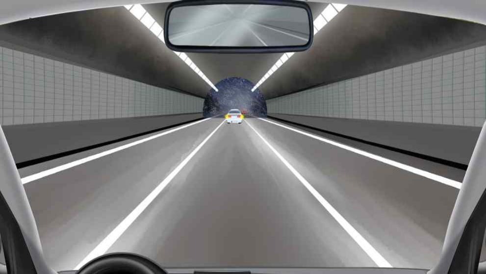 Tunnel tashqarisida kechasi kuchli qor yog'moqda · Oldingi mashina bilan xavfsiz masofa saqlanmoqda · Oldindagi yuk mashinasida tormoz chiroqlari va avariya chiroqlari yongan