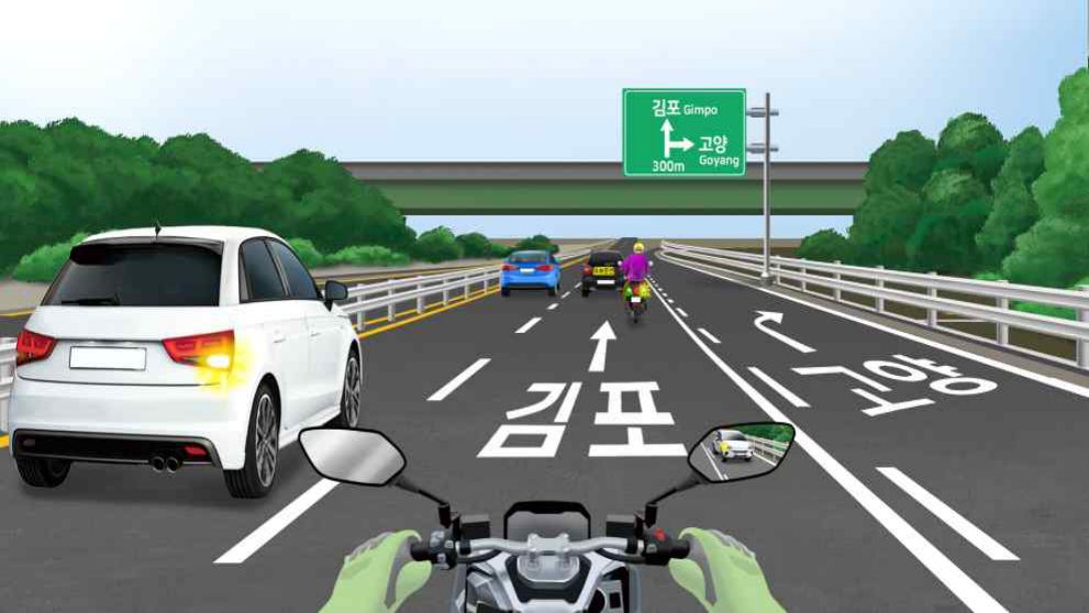 黑色车辆低速行驶 · 摩托车驶向高阳方向 · 前方300米处有出入口