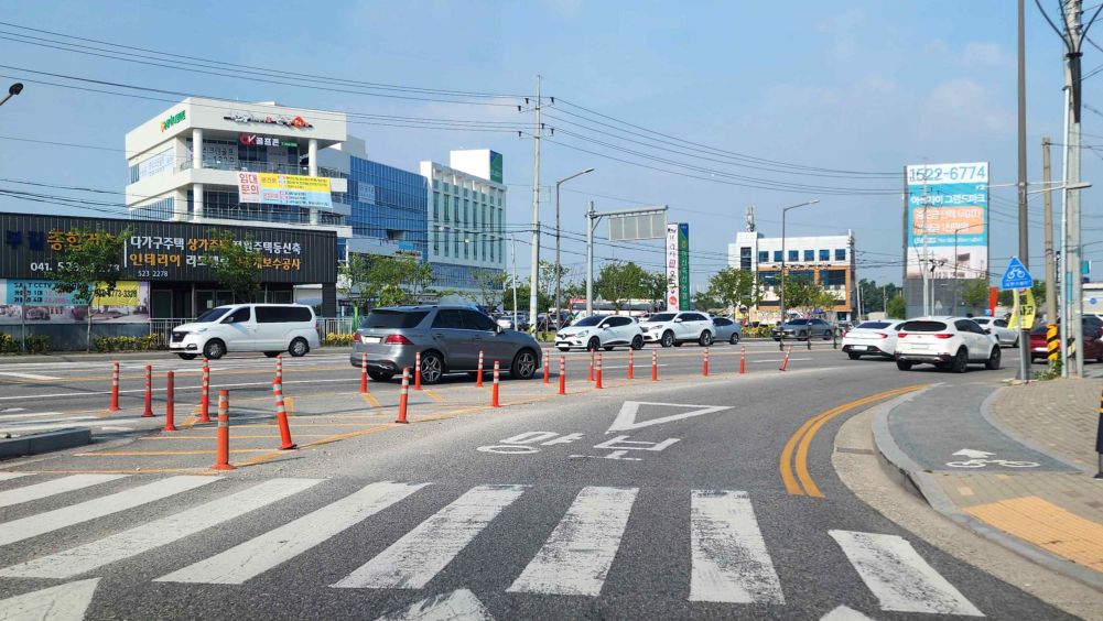 Raised crosswalk ahead · "Yield" written on the road surface · Acceleration lane for merging onto another road after the right turn