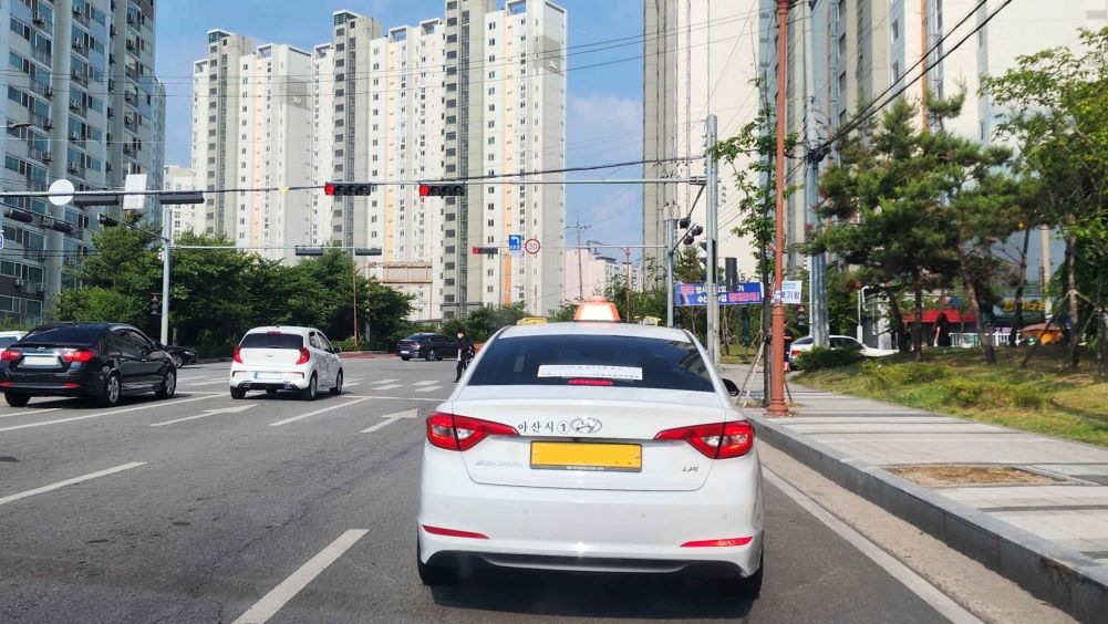 前方车辆信号灯为红灯 · 人行横道上有行人正在通过