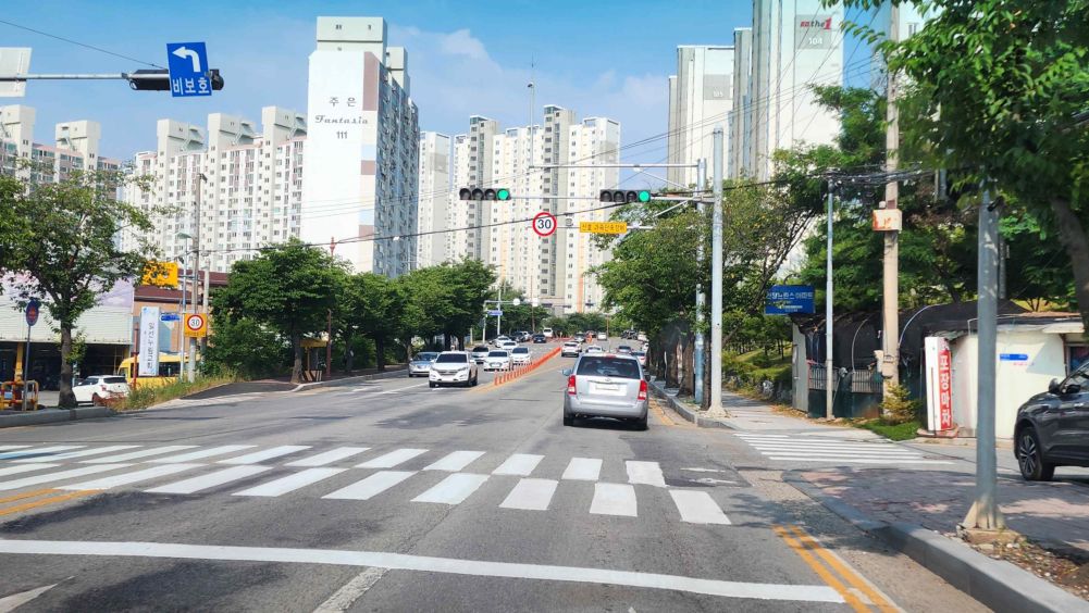 Đèn tín hiệu cho xe phía trước đang xanh · Phía trước có camera phạt nguội · Phía trước có biển báo ghi "30" · Phía trước có biển báo ghi "Không được bảo vệ"