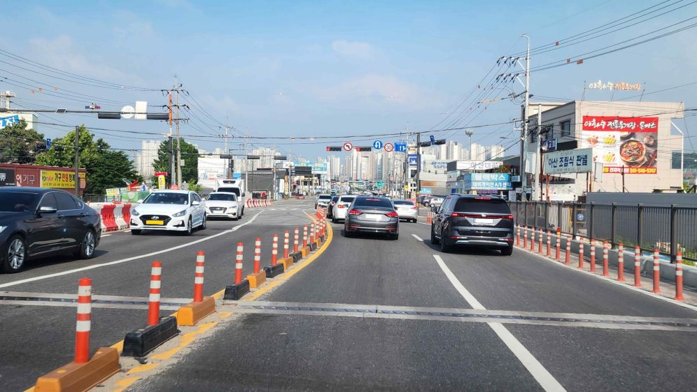 ถนนกำลังก่อสร้าง · ไฟสัญญาณจราจรสำหรับรถข้างหน้าเป็นไฟแดง