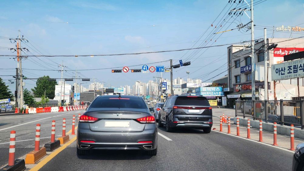 มีป้ายห้ามเลี้ยวซ้าย · ข้างหน้ามีป้ายเขียนว่า "30" · ไฟสัญญาณจราจรสำหรับรถที่ทางแยกข้างหน้าเป็นไฟแดง