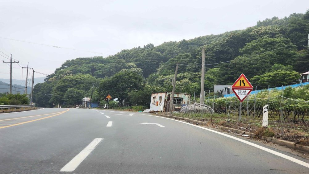 Safety sign on the right side of the road · Yield marking on the road surface · Dirt and dust on the road surface · Currently riding in lane 2