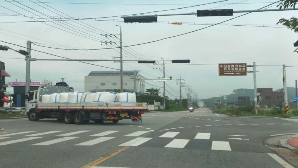 About to turn left at the intersection ahead · Vehicle traffic signal not working