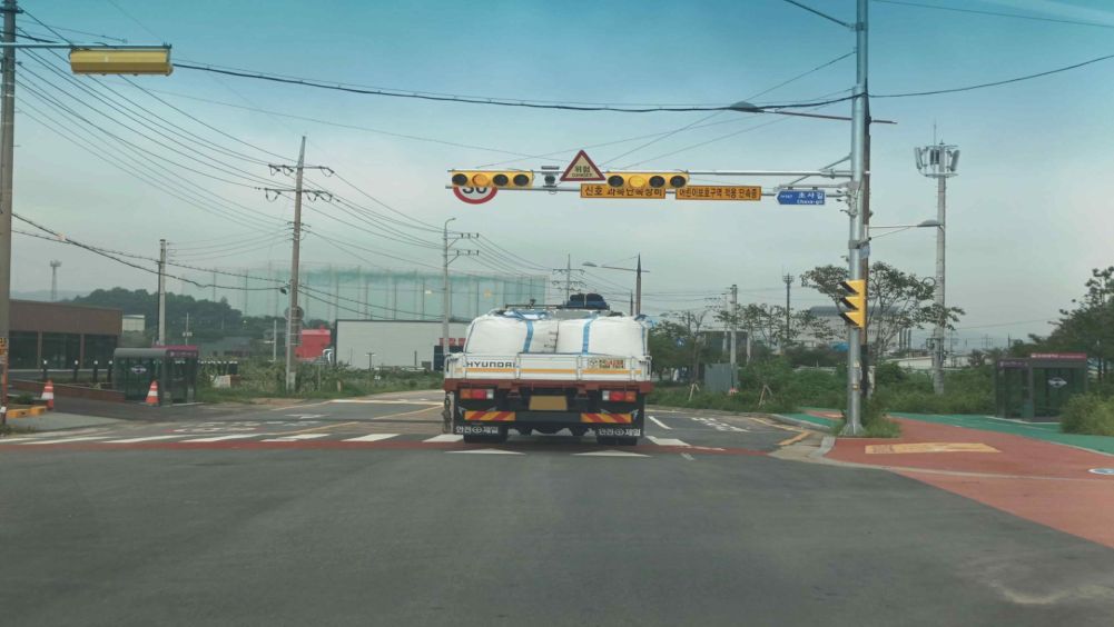 Tezlik chegarasi soatiga 30 km bo'lgan bolalarni himoya qilish hududi · To'g'riga ketmoqchisiz, lekin transport svetofori sariqqa o'zgardi · Oldindagi yuk mashinasi yurishda davom etmoqda