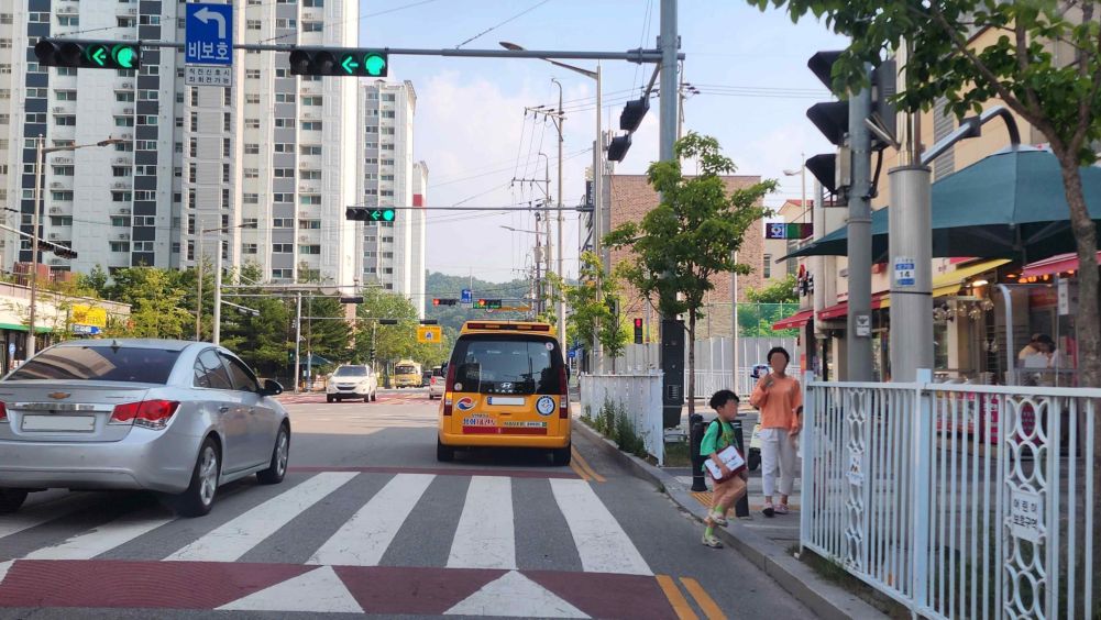 Khu vực bảo vệ trẻ em · Biển rẽ trái không được bảo vệ tại giao lộ · Xe đưa đón trẻ em đang dừng phía trước