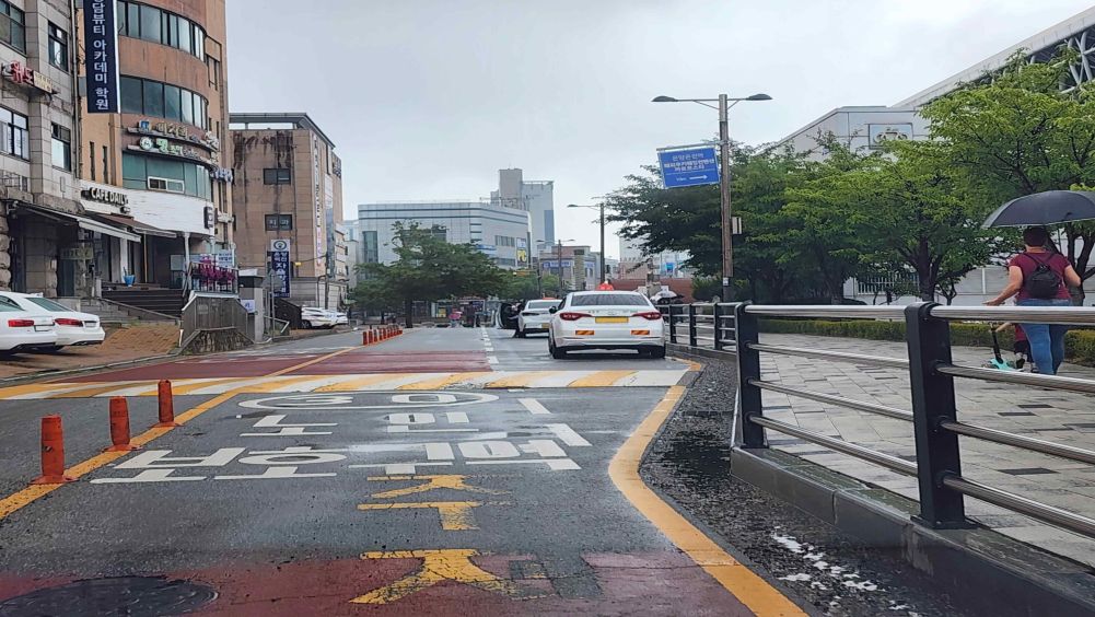 老人保护区 · 因下雨路面湿滑的情况 · 右侧出租车停靠站（有出租车停靠） · 路面标有时速30公里限速
