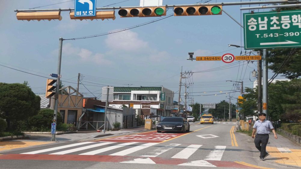 Children's protection zone (one-way 1 lane) · Unprotected left turn sign at the intersection