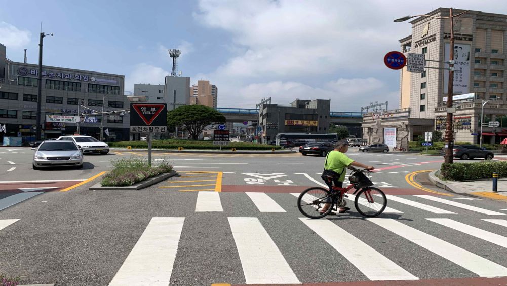 Roundabout ahead · Road with a crosswalk before entering the roundabout · Traveling in lane 1 of a one-way 2-lane road before entering the roundabout