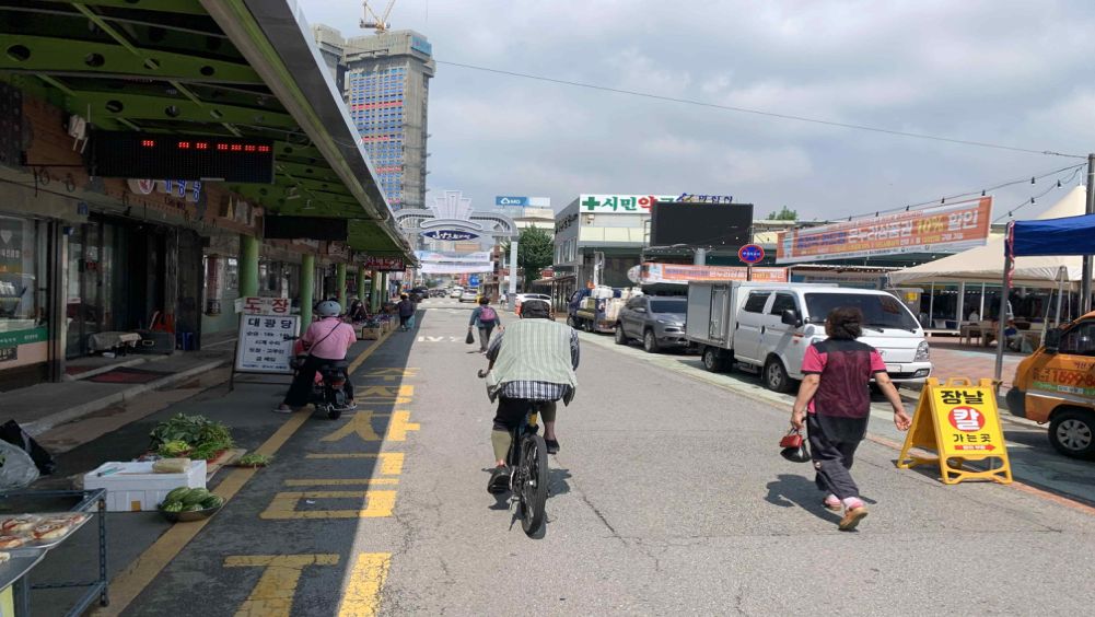 Đường hẻm trong chợ truyền thống