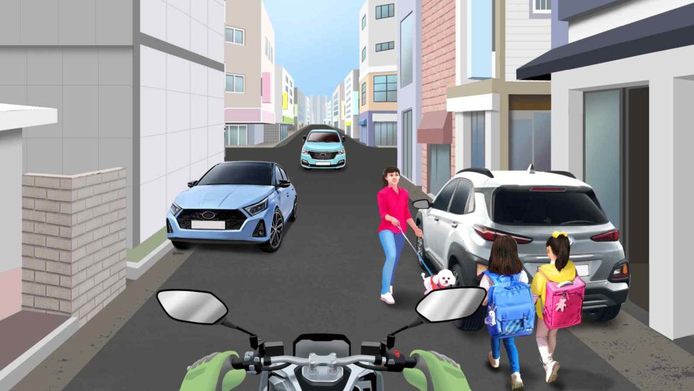 没有中心线的小巷道路 · 对面有车辆驶来 · 道路两侧有停放车辆 · 带着宠物的行人和儿童在通行